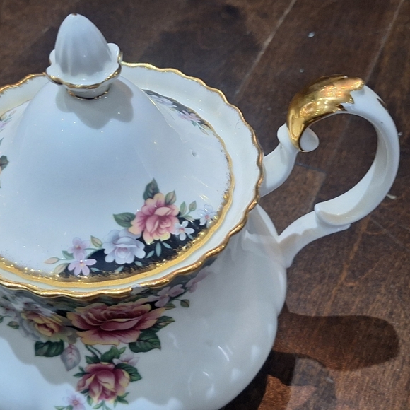 Royal albert concerto teapot have a chip otherwise in great condition - Picture 6 of 8